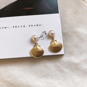 Pearl studs with shell drop